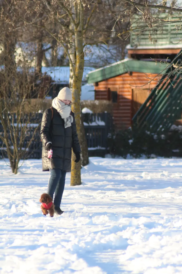 Bome hrabro: Djevojka navukla klizaljke i iza&scaron;la na zaleđeno jezero!