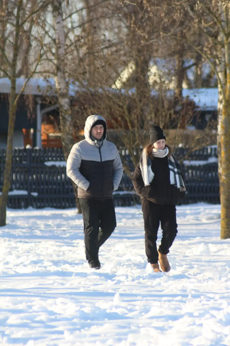 Bome hrabro: Djevojka navukla klizaljke i iza&scaron;la na zaleđeno jezero!
