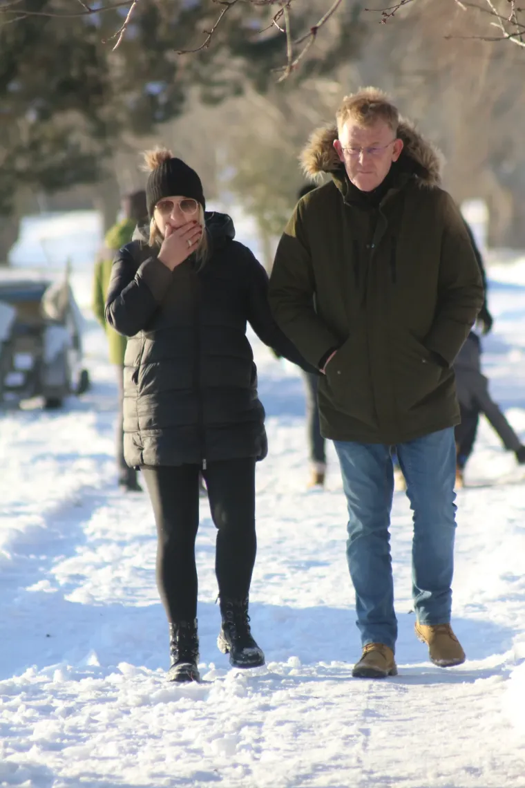 Bome hrabro: Djevojka navukla klizaljke i iza&scaron;la na zaleđeno jezero!