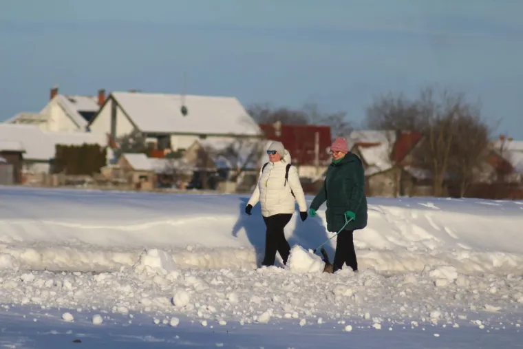 Bome hrabro: Djevojka navukla klizaljke i iza&scaron;la na zaleđeno jezero!