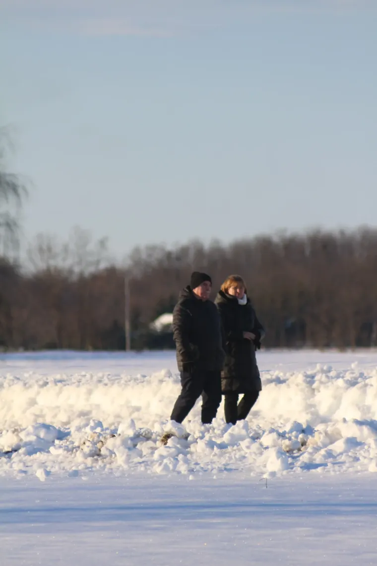 Bome hrabro: Djevojka navukla klizaljke i iza&scaron;la na zaleđeno jezero!