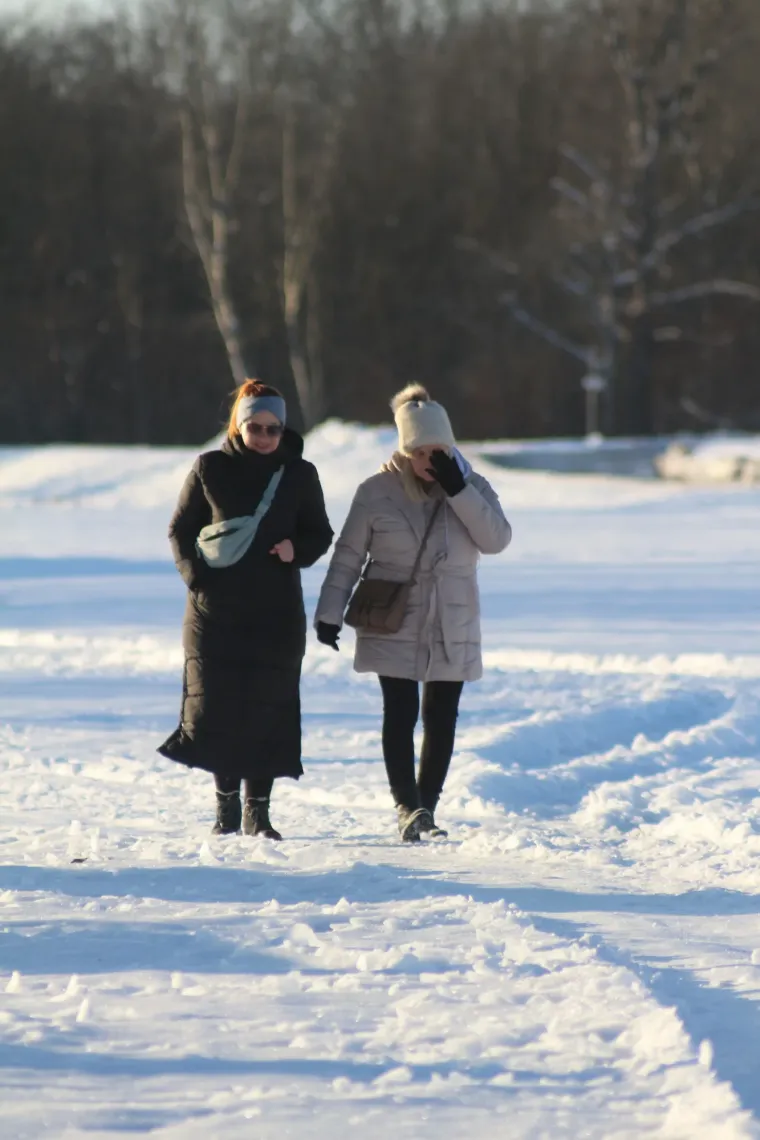 Bome hrabro: Djevojka navukla klizaljke i iza&scaron;la na zaleđeno jezero!