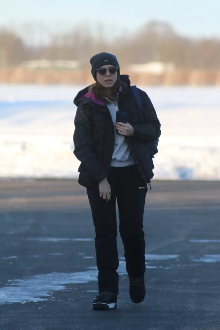 Bome hrabro: Djevojka navukla klizaljke i iza&scaron;la na zaleđeno jezero!