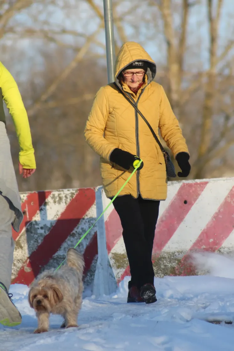 Bome hrabro: Djevojka navukla klizaljke i iza&scaron;la na zaleđeno jezero!