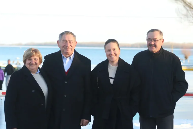 Bome hrabro: Djevojka navukla klizaljke i iza&scaron;la na zaleđeno jezero!