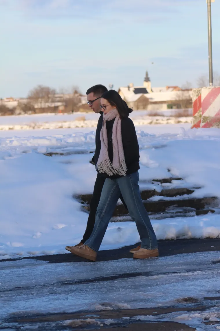 Bome hrabro: Djevojka navukla klizaljke i iza&scaron;la na zaleđeno jezero!