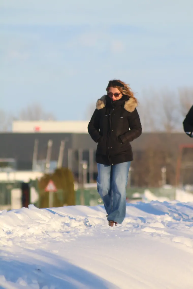 Bome hrabro: Djevojka navukla klizaljke i iza&scaron;la na zaleđeno jezero!