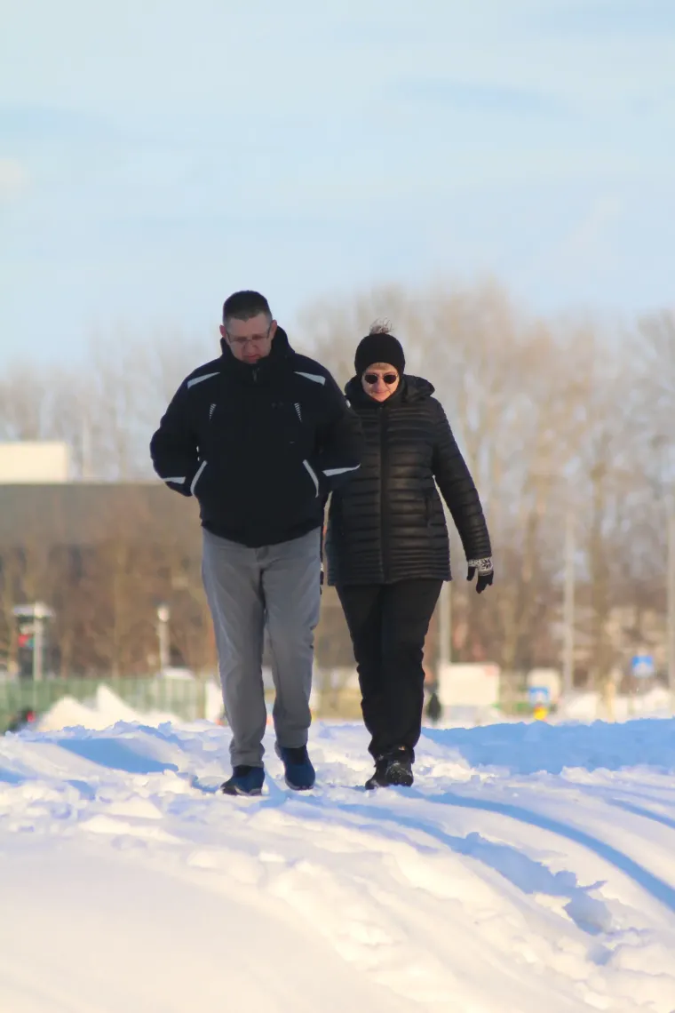 Bome hrabro: Djevojka navukla klizaljke i iza&scaron;la na zaleđeno jezero!