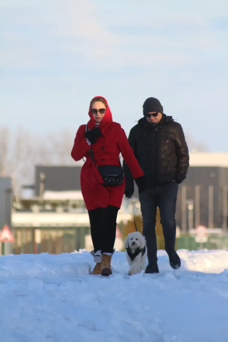 Bome hrabro: Djevojka navukla klizaljke i iza&scaron;la na zaleđeno jezero!