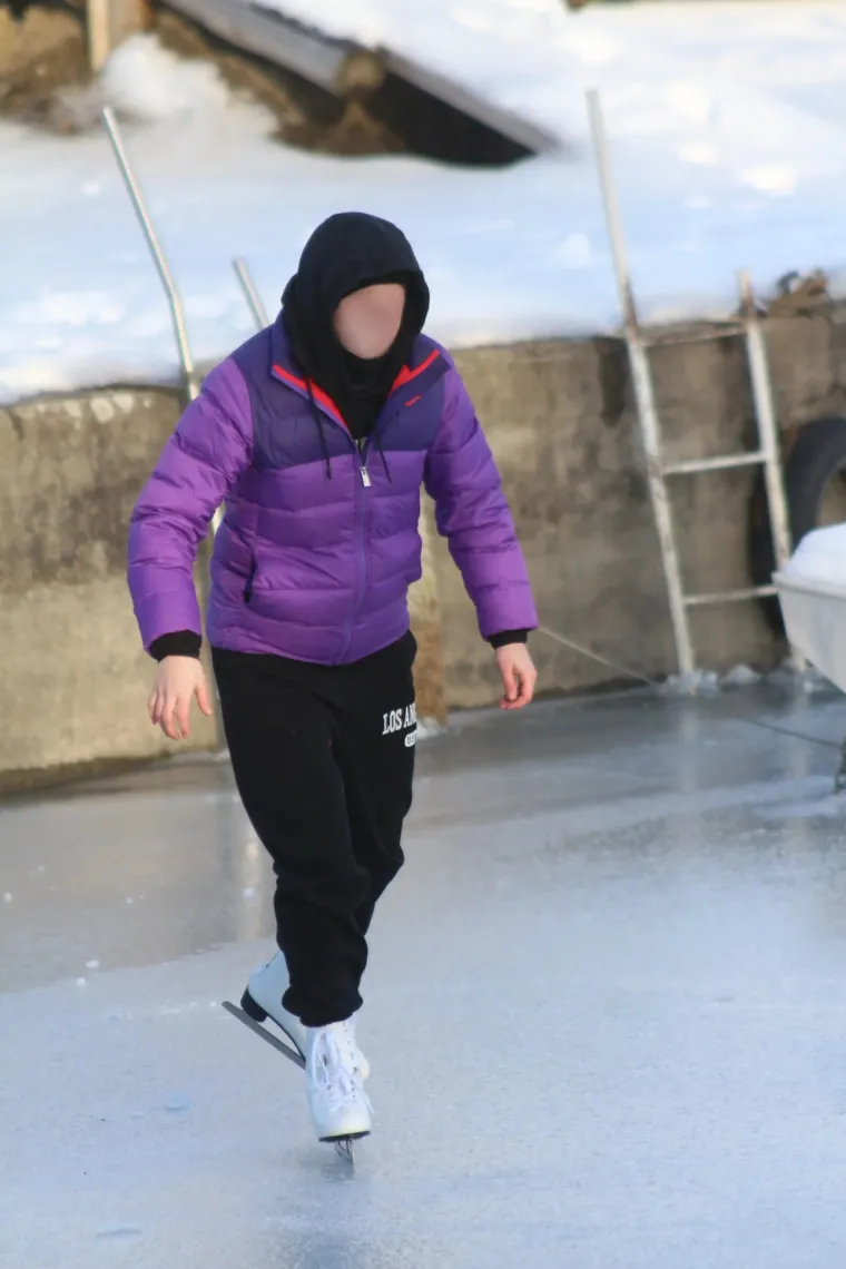 Bome hrabro: Djevojka navukla klizaljke i iza&scaron;la na zaleđeno jezero!