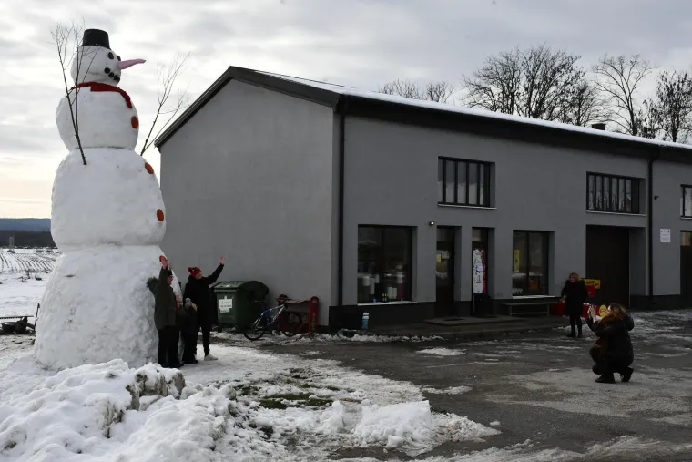 Snježni div iz Banovaca: Snjegović od sedam i pol metara postao atrakcija i simbol zajedni&scaron;tva