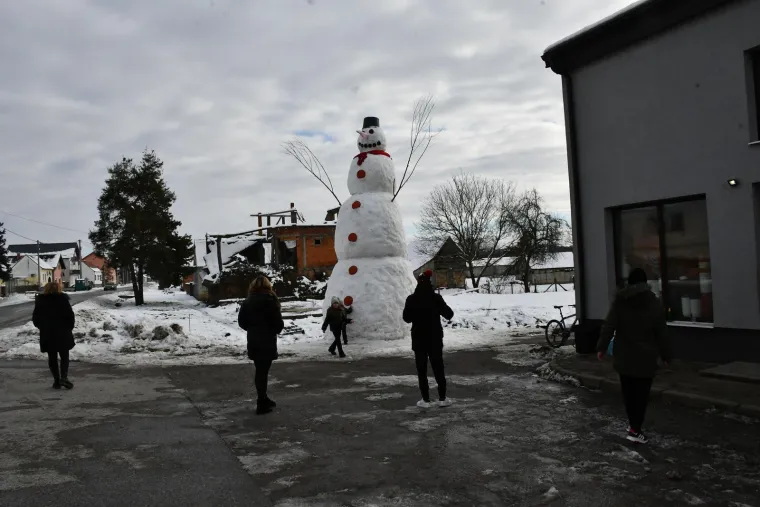 Snježni div iz Banovaca: Snjegović od sedam i pol metara postao atrakcija i simbol zajedni&scaron;tva