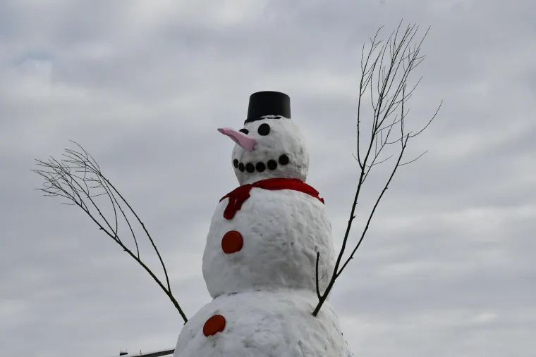 Snježni div iz Banovaca: Snjegović od sedam i pol metara postao atrakcija i simbol zajedni&scaron;tva