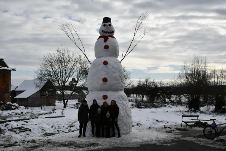 Snježni div iz Banovaca: Snjegović od sedam i pol metara postao atrakcija i simbol zajedni&scaron;tva