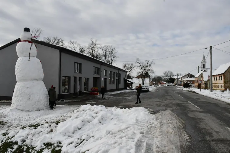 Snježni div iz Banovaca: Snjegović od sedam i pol metara postao atrakcija i simbol zajedni&scaron;tva