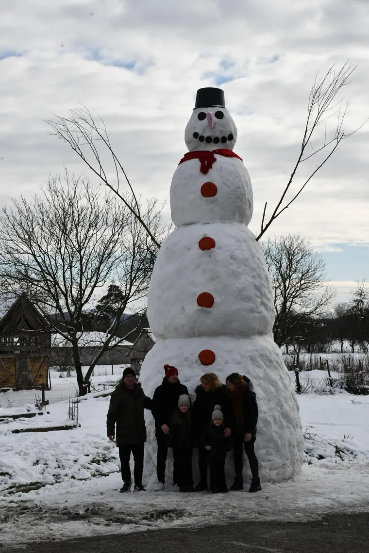 Snježni div iz Banovaca: Snjegović od sedam i pol metara postao atrakcija i simbol zajedni&scaron;tva