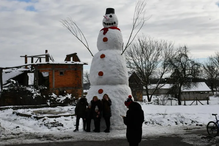 Snježni div iz Banovaca: Snjegović od sedam i pol metara postao atrakcija i simbol zajedni&scaron;tva