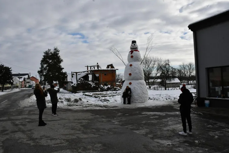 Snježni div iz Banovaca: Snjegović od sedam i pol metara postao atrakcija i simbol zajedni&scaron;tva