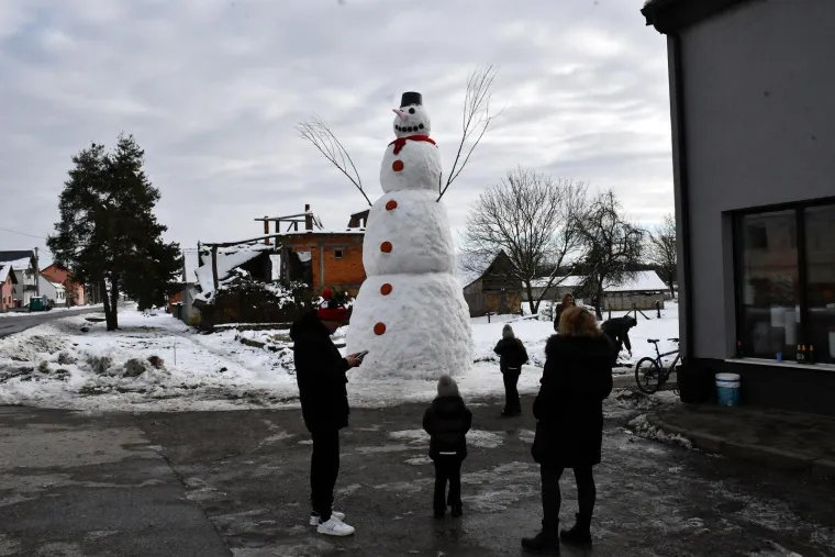 Snježni div iz Banovaca: Snjegović od sedam i pol metara postao atrakcija i simbol zajedni&scaron;tva