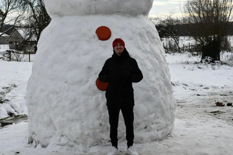 Snježni div iz Banovaca: Snjegović od sedam i pol metara postao atrakcija i simbol zajedni&scaron;tva