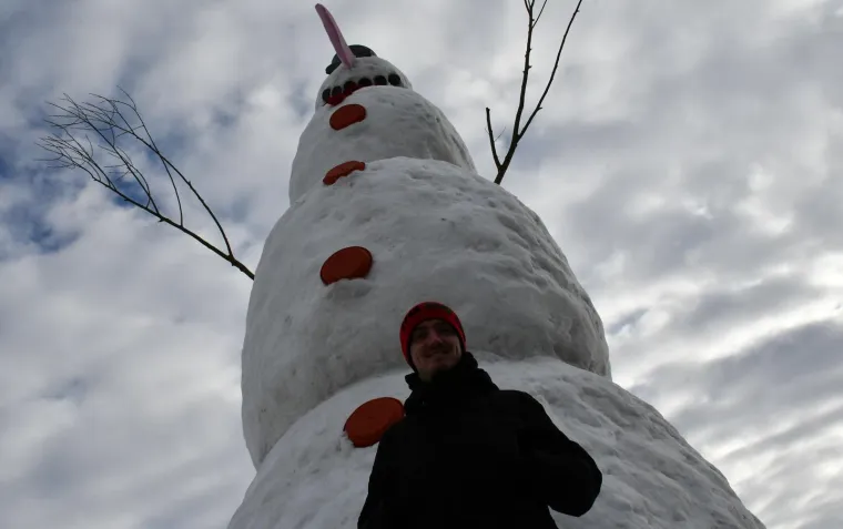 Snježni div iz Banovaca: Snjegović od sedam i pol metara postao atrakcija i simbol zajedni&scaron;tva