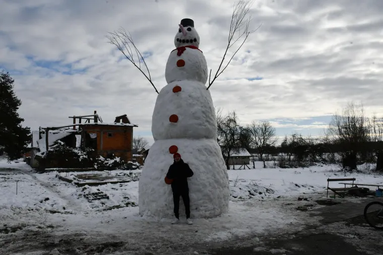 Snježni div iz Banovaca: Snjegović od sedam i pol metara postao atrakcija i simbol zajedni&scaron;tva