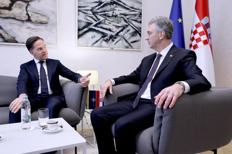 Ljubav je u zraku: Pogledajte intimni zagrljaj Plenkovića i Ruttea