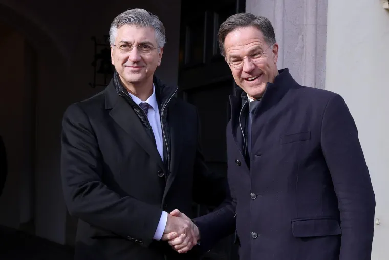 Ljubav je u zraku: Pogledajte intimni zagrljaj Plenkovića i Ruttea