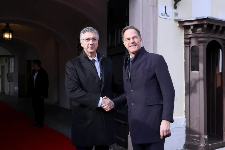 Ljubav je u zraku: Pogledajte intimni zagrljaj Plenkovića i Ruttea