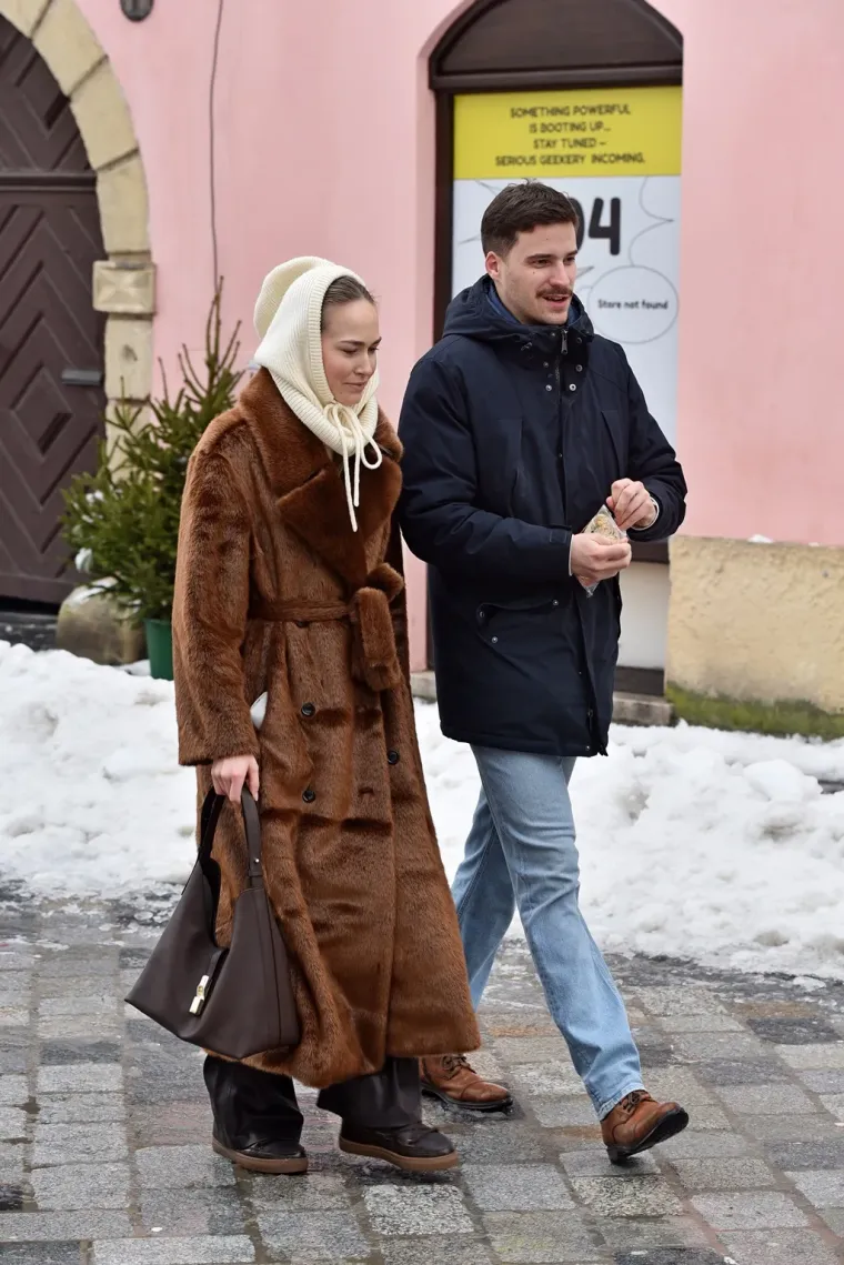 Zgodni par ukrao show: Brineta u smeđoj bundi i markantni mladić plijenili pažnju u Varaždinu
