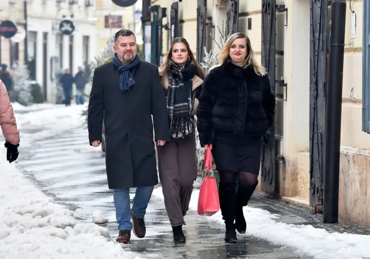 Zgodni par ukrao show: Brineta u smeđoj bundi i markantni mladić plijenili pažnju u Varaždinu