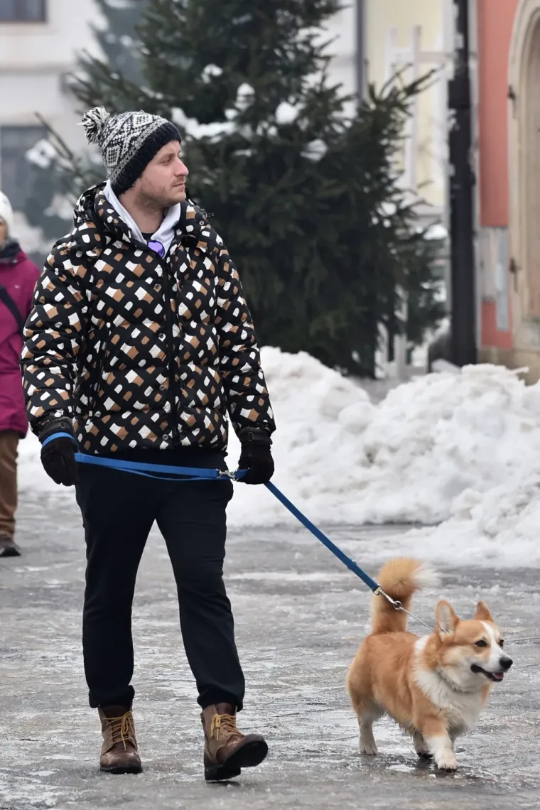 Zgodni par ukrao show: Brineta u smeđoj bundi i markantni mladić plijenili pažnju u Varaždinu