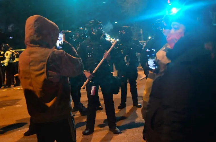 Policajci u gas maskama postrojili ljude, sve je puno suzavca: Grad kao ratna zona