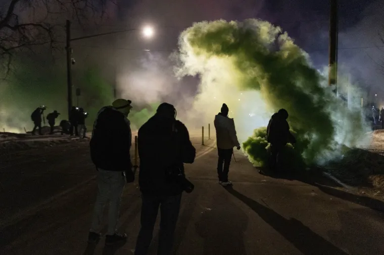 Policajci u gas maskama postrojili ljude, sve je puno suzavca: Grad kao ratna zona