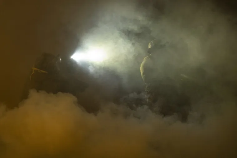 Policajci u gas maskama postrojili ljude, sve je puno suzavca: Grad kao ratna zona