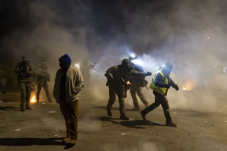 Policajci u gas maskama postrojili ljude, sve je puno suzavca: Grad kao ratna zona