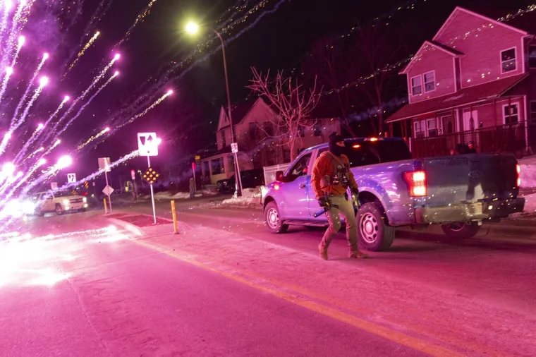 Policajci u gas maskama postrojili ljude, sve je puno suzavca: Grad kao ratna zona