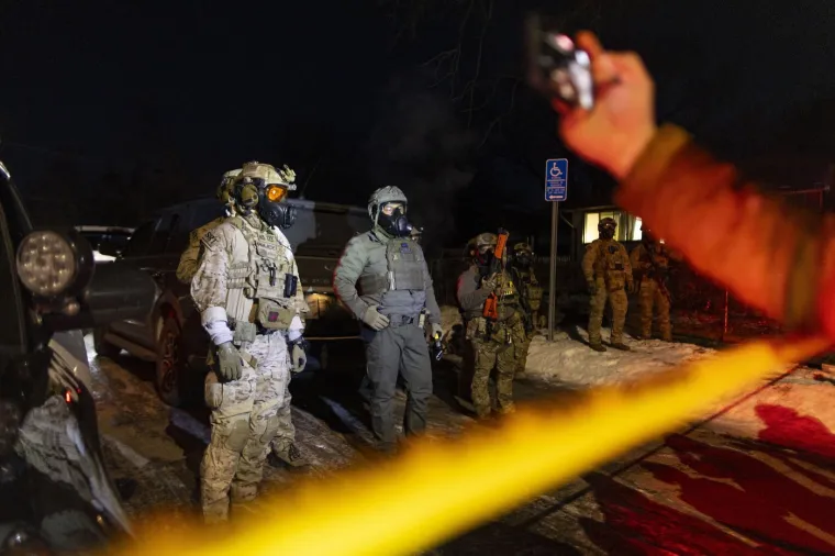 Policajci u gas maskama postrojili ljude, sve je puno suzavca: Grad kao ratna zona