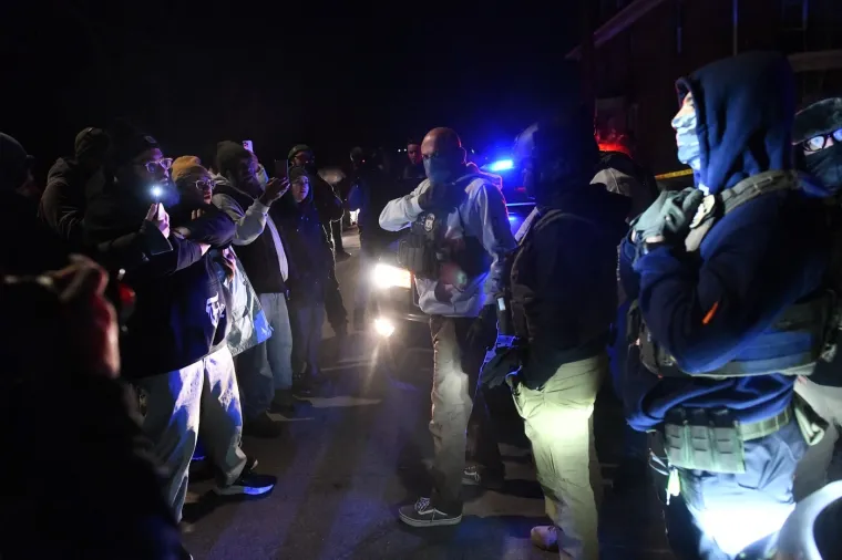 Policajci u gas maskama postrojili ljude, sve je puno suzavca: Grad kao ratna zona