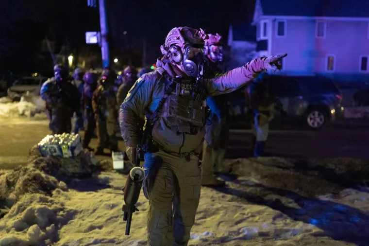 Policajci u gas maskama postrojili ljude, sve je puno suzavca: Grad kao ratna zona