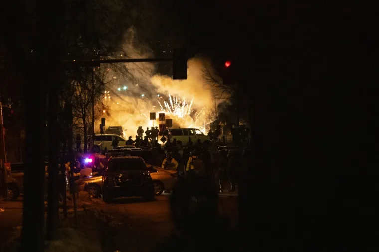 Policajci u gas maskama postrojili ljude, sve je puno suzavca: Grad kao ratna zona