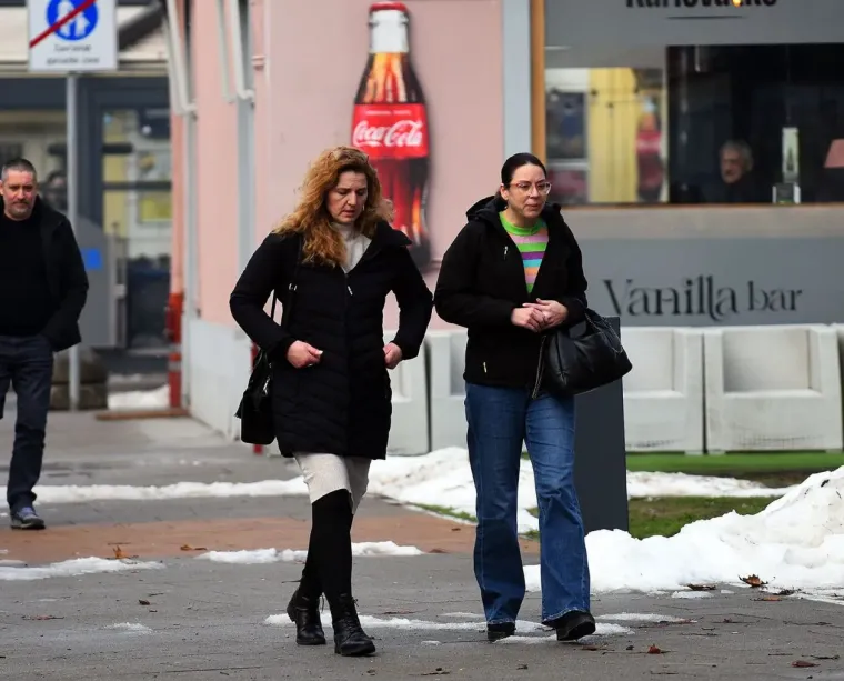 Crna bundica i bijela kolica: Ove dvije prijateljice izabrale su odličnu kombinaciju za &scaron;etnju Karlovcem