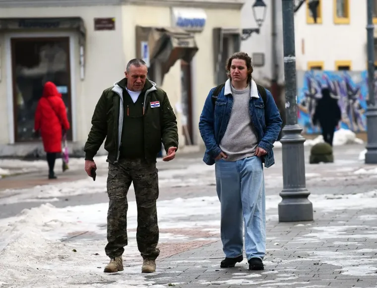 Crna bundica i bijela kolica: Ove dvije prijateljice izabrale su odličnu kombinaciju za &scaron;etnju Karlovcem