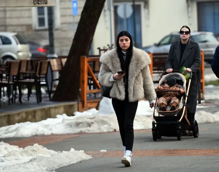 Crna bundica i bijela kolica: Ove dvije prijateljice izabrale su odličnu kombinaciju za &scaron;etnju Karlovcem