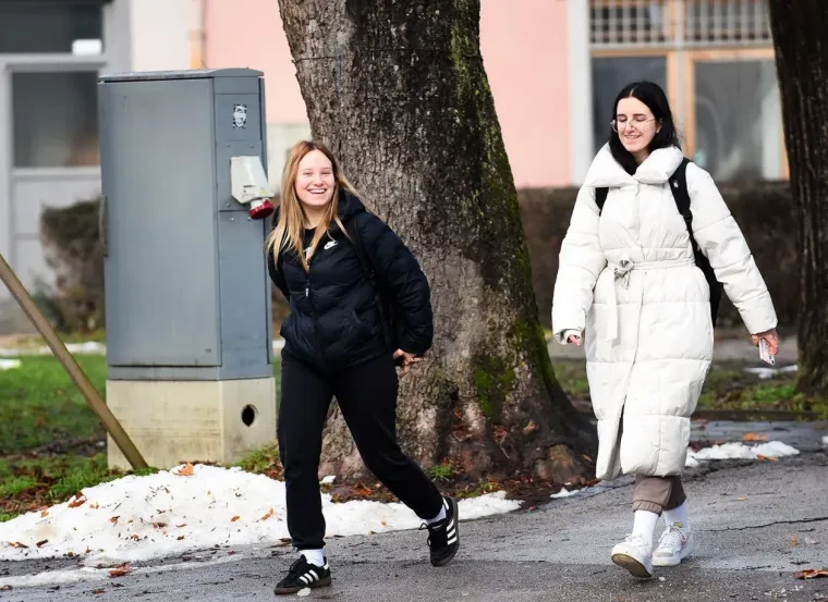 Crna bundica i bijela kolica: Ove dvije prijateljice izabrale su odličnu kombinaciju za &scaron;etnju Karlovcem