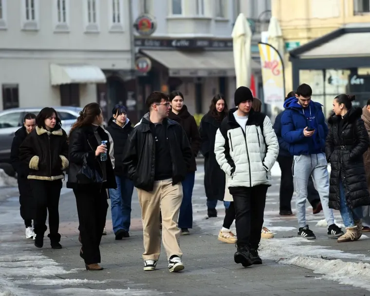 Crna bundica i bijela kolica: Ove dvije prijateljice izabrale su odličnu kombinaciju za &scaron;etnju Karlovcem