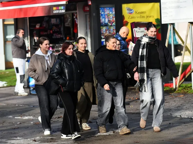 Crna bundica i bijela kolica: Ove dvije prijateljice izabrale su odličnu kombinaciju za &scaron;etnju Karlovcem