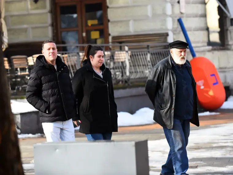 Crna bundica i bijela kolica: Ove dvije prijateljice izabrale su odličnu kombinaciju za &scaron;etnju Karlovcem