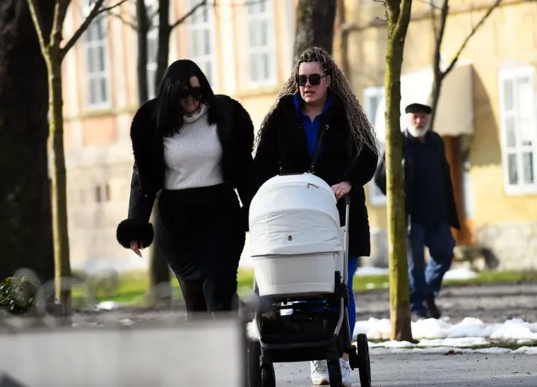 Crna bundica i bijela kolica: Ove dvije prijateljice izabrale su odličnu kombinaciju za &scaron;etnju Karlovcem