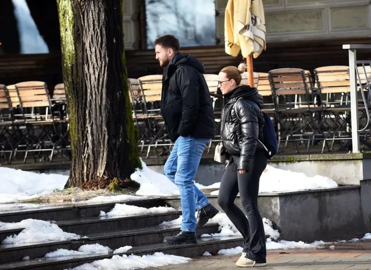 Crna bundica i bijela kolica: Ove dvije prijateljice izabrale su odličnu kombinaciju za &scaron;etnju Karlovcem